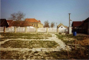 Zde už vidíme hotové základové pasy domu.