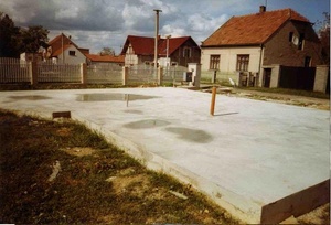 Základovou desku máme hotovou a odbedněnou.