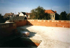 Teď už je hotový strop a nadezdívka podkroví s druhým věncem.